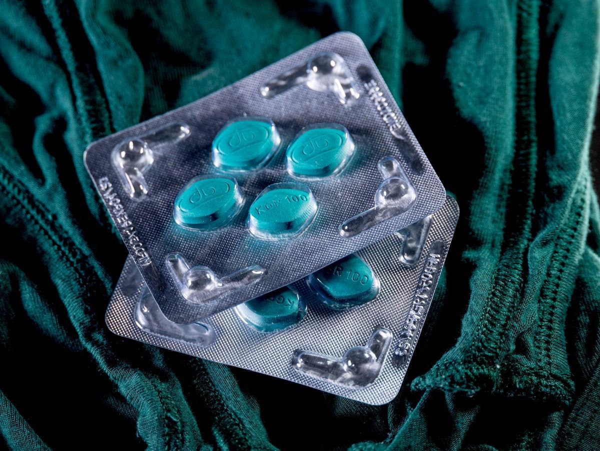 Duas embalagens de comprimidos Kamagra em boxers verdes